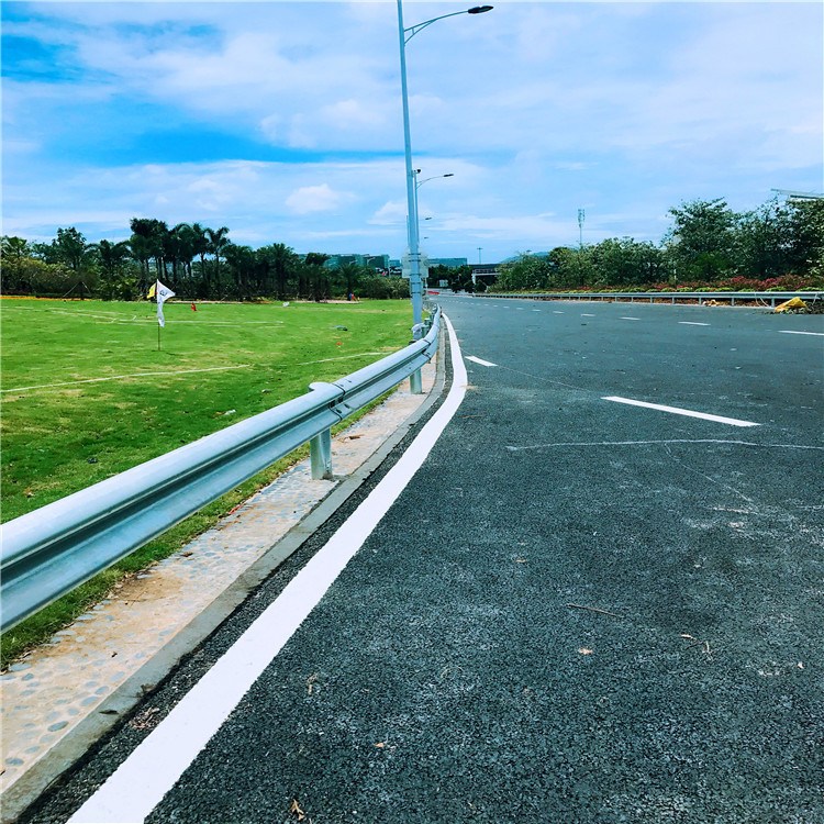 高速三波護欄板廠家 山區(qū)鄉(xiāng)村道路護欄 波形梁剛護欄來圖定做