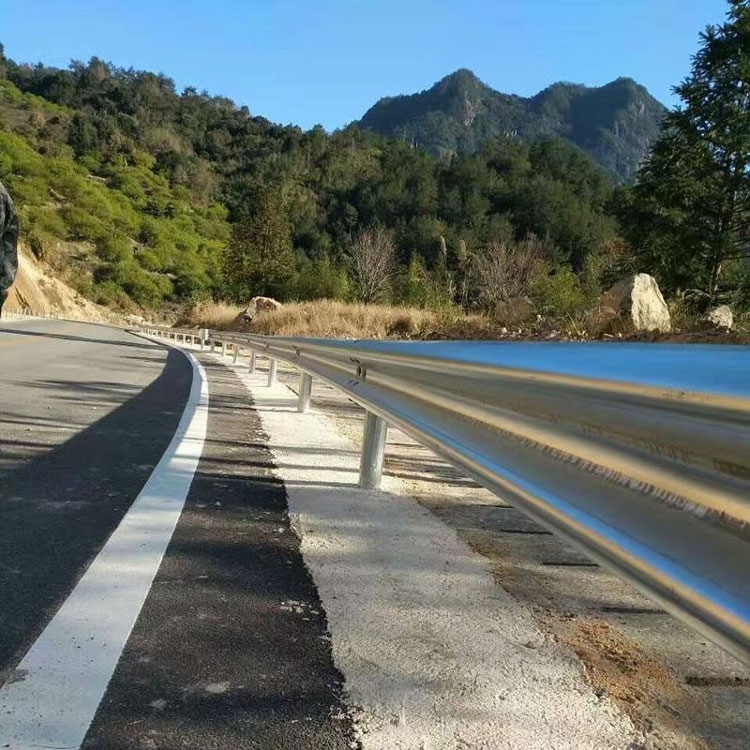 公路波形護(hù)欄板鄉(xiāng)村道路國道隔離欄熱鍍鋅噴塑防撞雙波護(hù)欄工程用