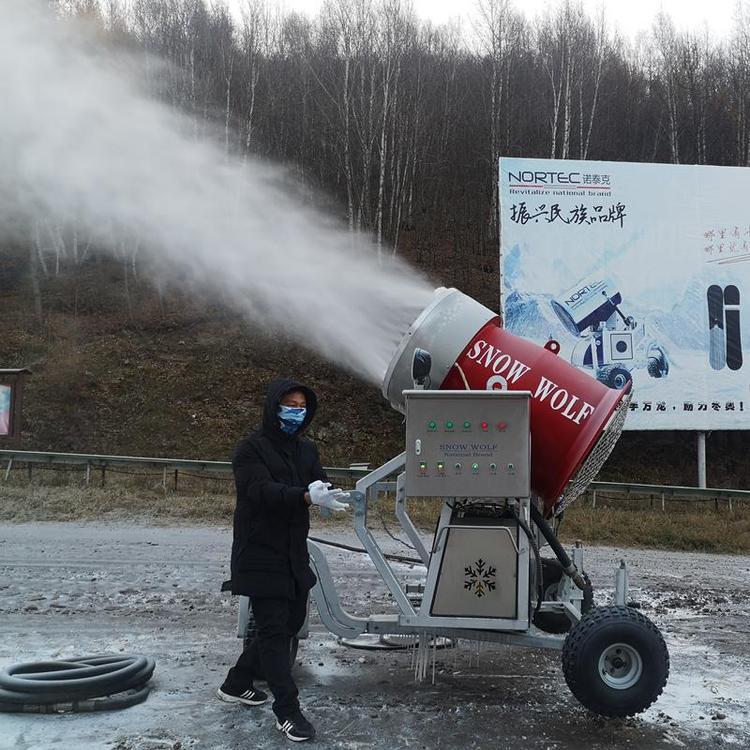 造雪機(jī)租賃國產(chǎn)造雪戲雪面積諾泰克滑雪場(chǎng)設(shè)備