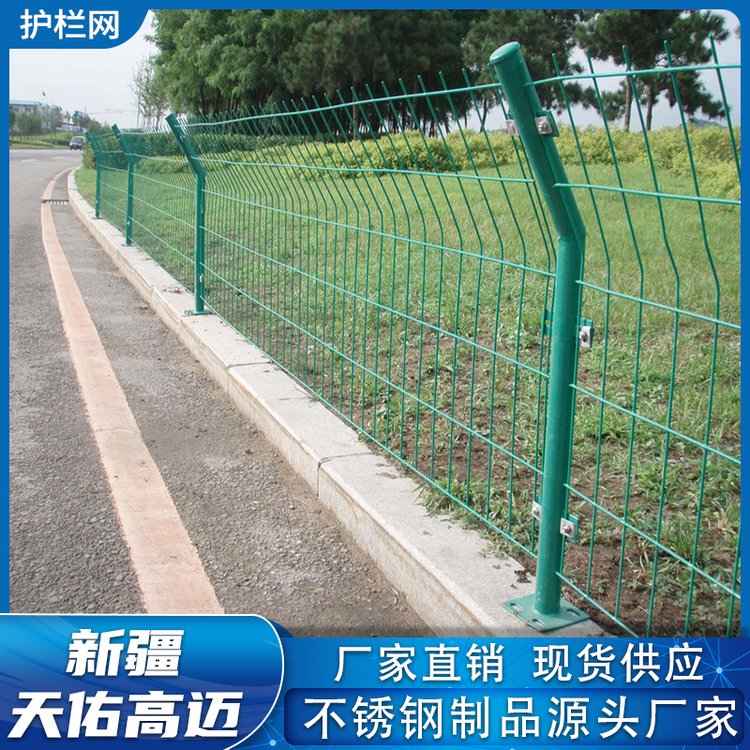 天佑高邁鍍鋅鋼馬路防撞隔離交通安全市政道路護(hù)欄網(wǎng)藍(lán)白欄桿