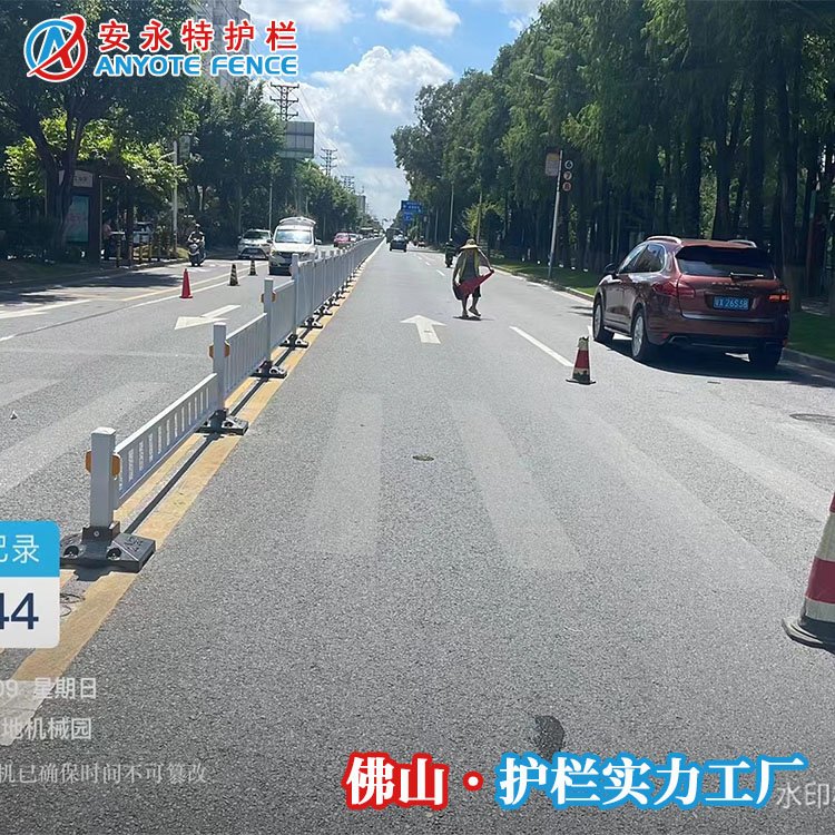 道路中間隔離欄桿配鑄鐵底座路口漸變段市政護欄樣式