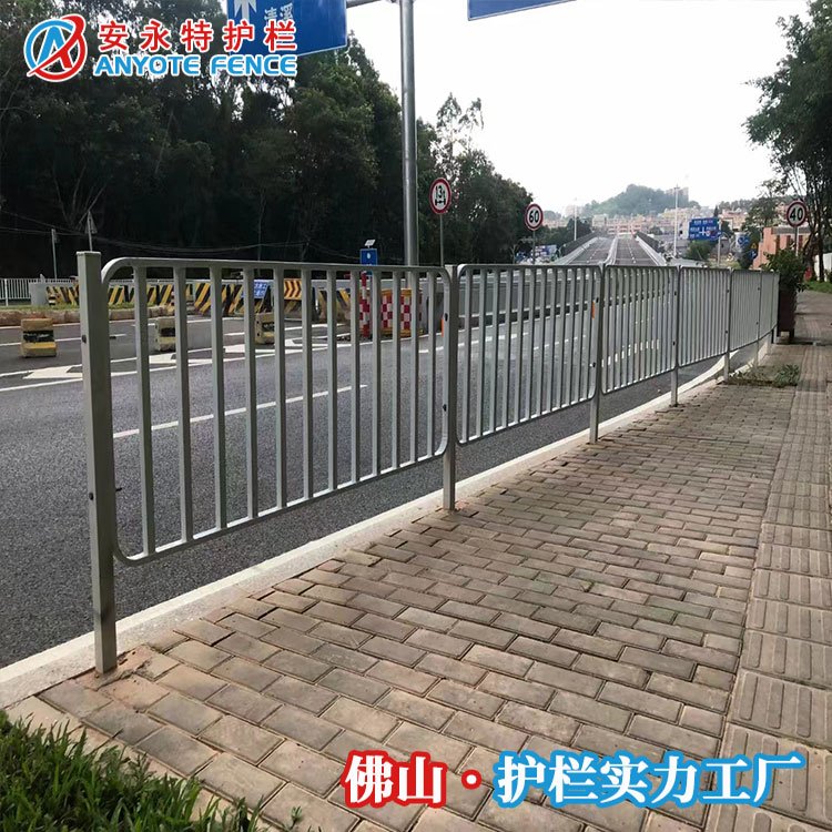 公路人行道欄桿港式護欄市政圍欄交通防護鐵藝防護欄廠家