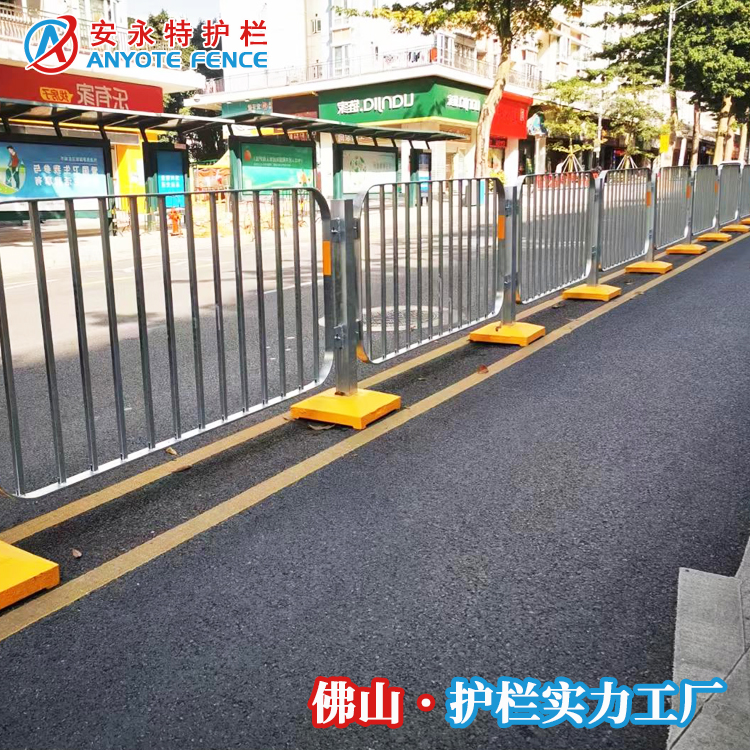 路中央港式隔離護欄定制黑色人行道防護欄道路防撞欄批發(fā)廠家