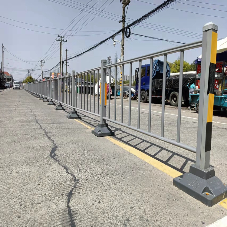 道路機(jī)非隔離欄桿鋅鋼市政護(hù)欄青灰色馬路圍欄定制防撞桿