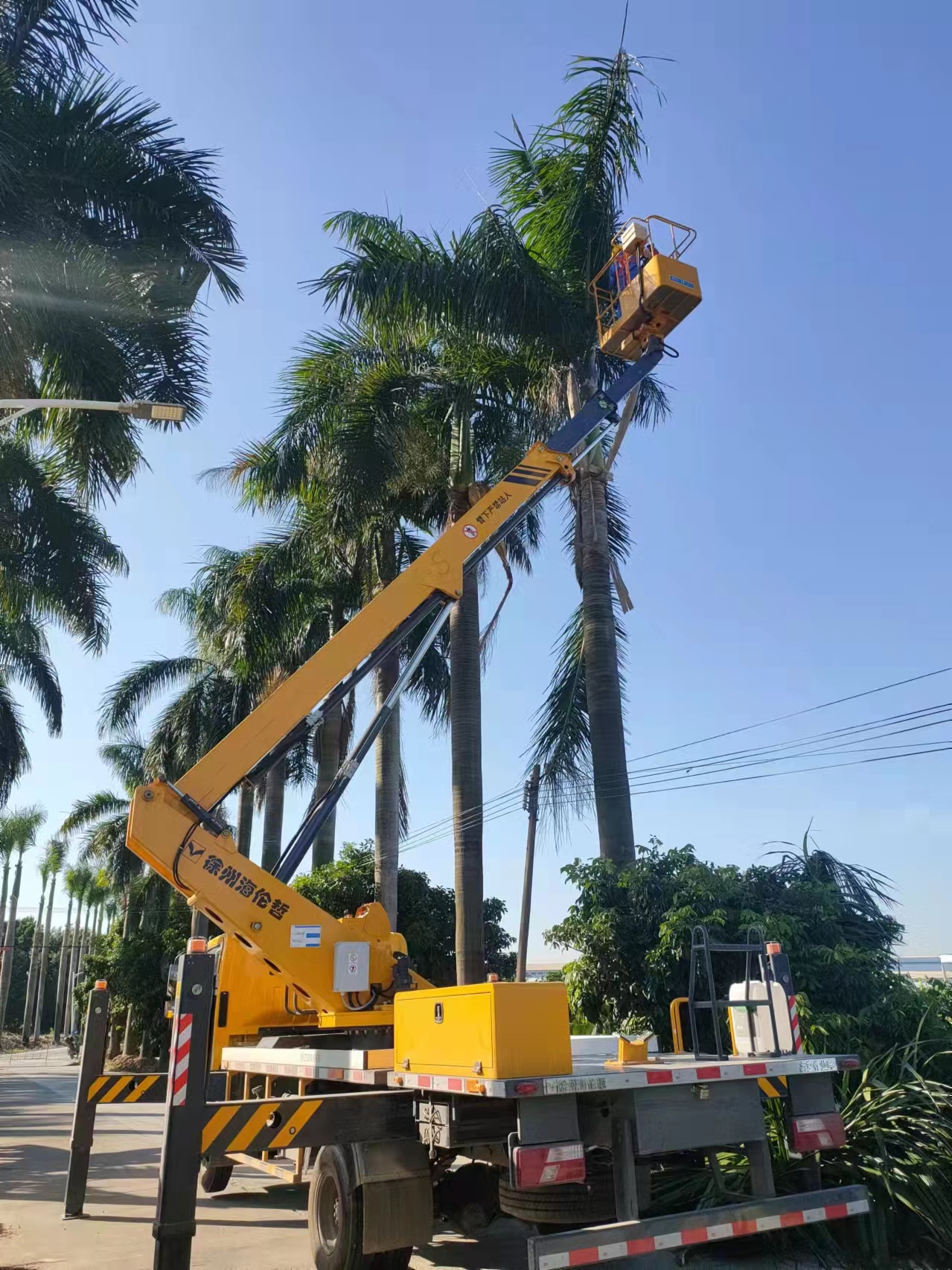 廣州專業(yè)高空玻璃清洗站人登高車出租吊車租賃用于外墻翻新刷漆