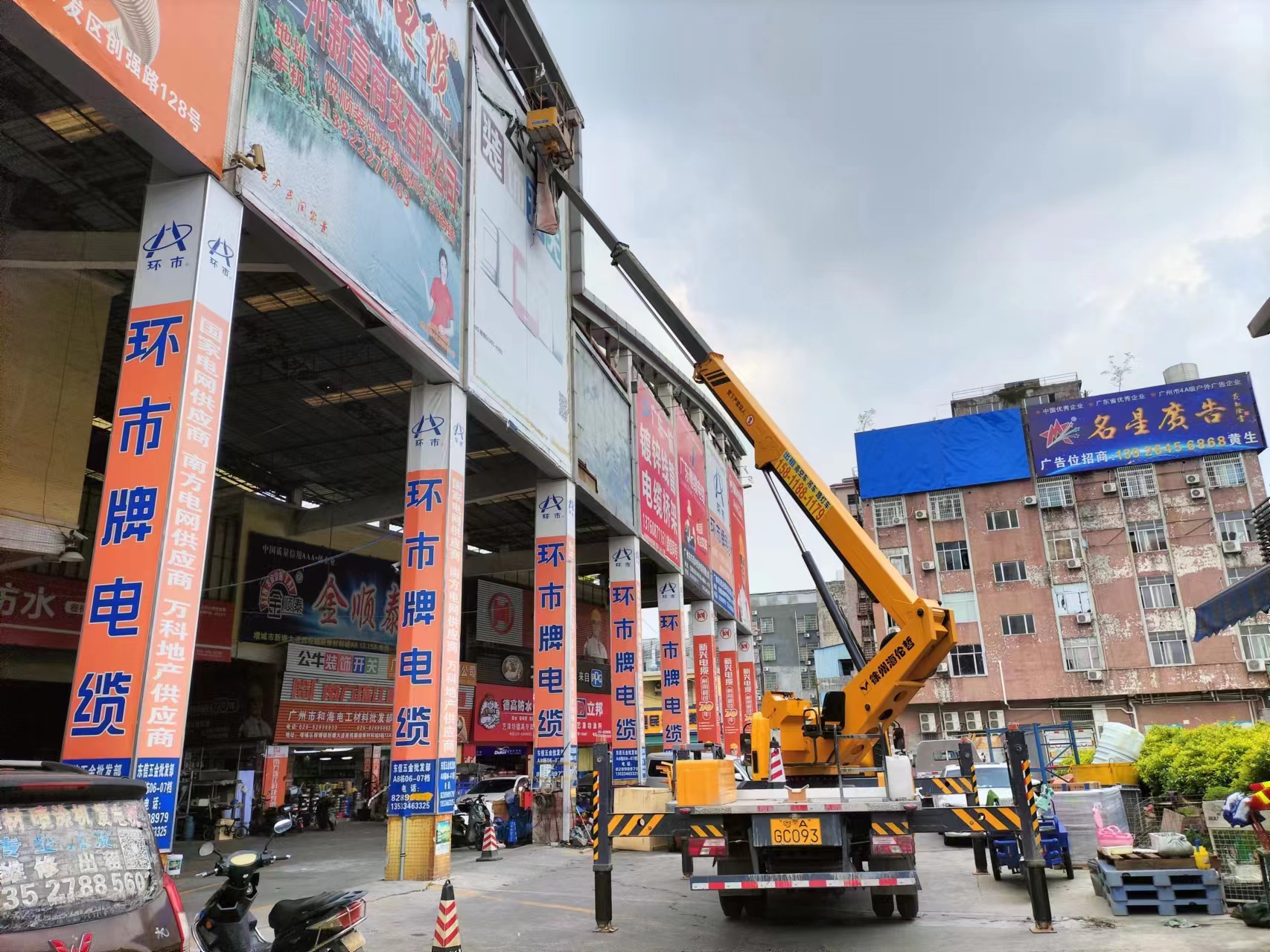 佛山折臂高空作業(yè)車出租租賃升降機(jī)工地施工廣告安裝園林修剪