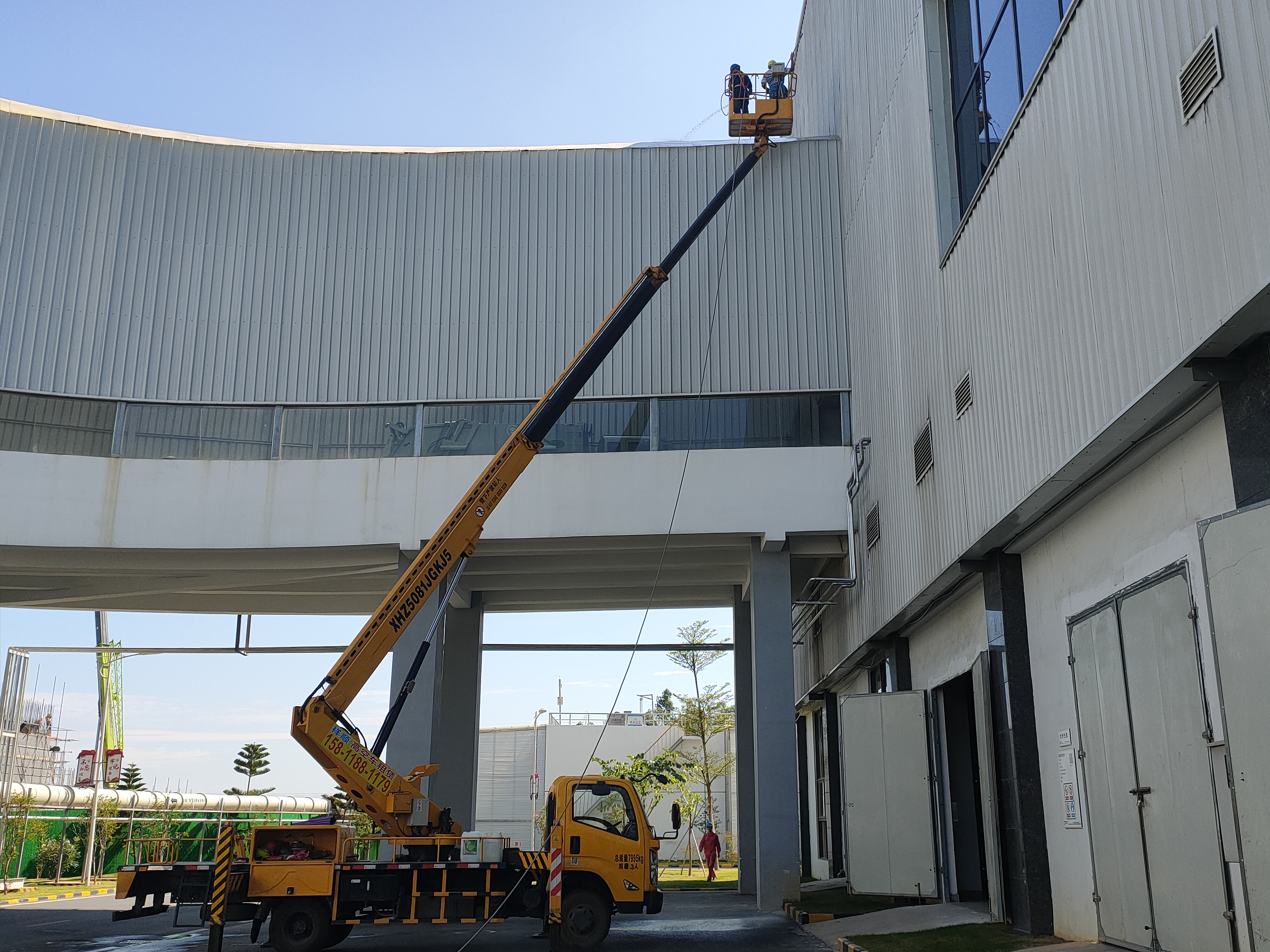 東莞高空砍樹舉高車出租外墻管道安裝站人登高車租賃可臺(tái)班包月