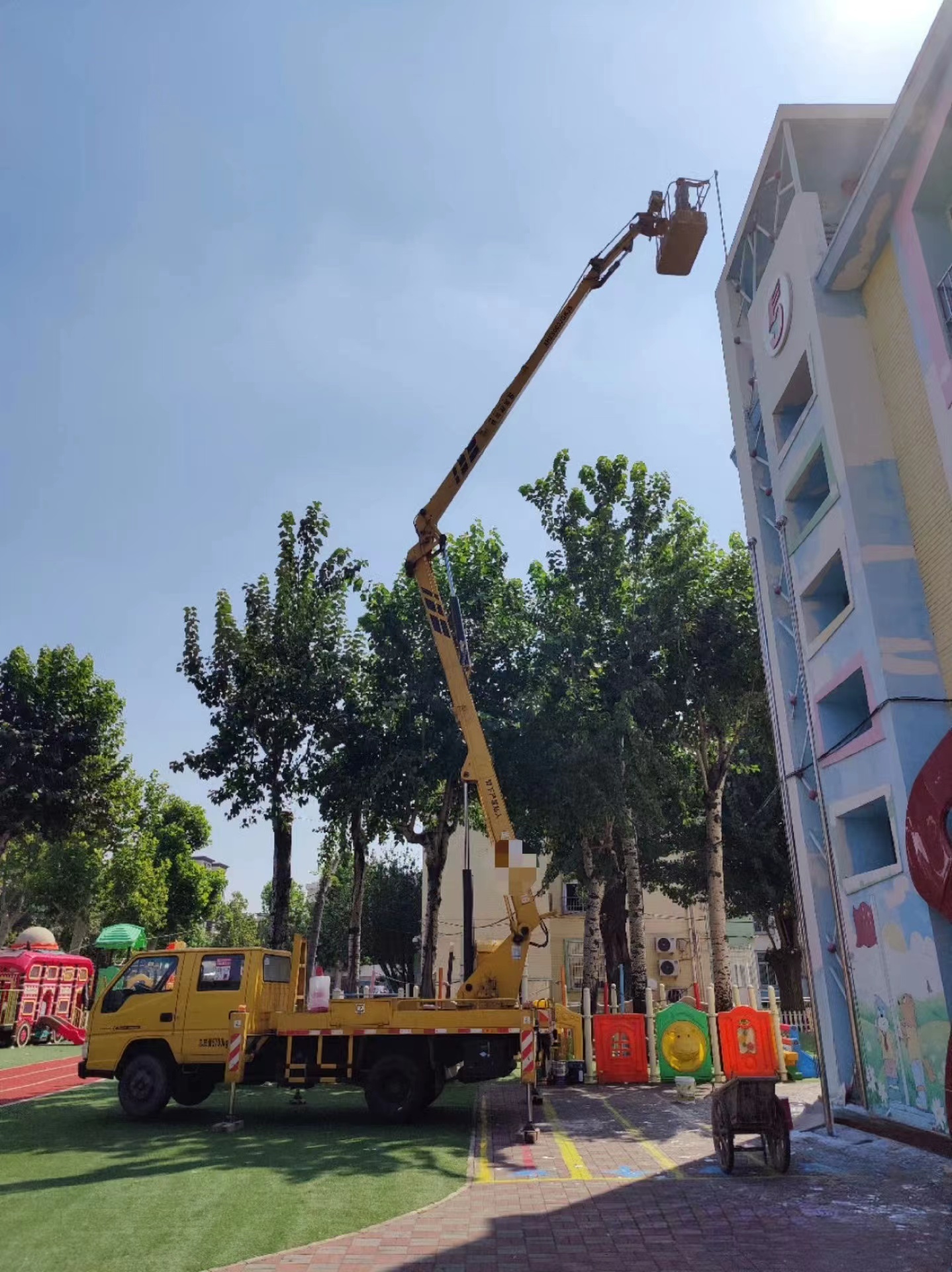 祥順體育中心附近路燈車出租登高升降車租賃高空掛國(guó)旗取無人機(jī)