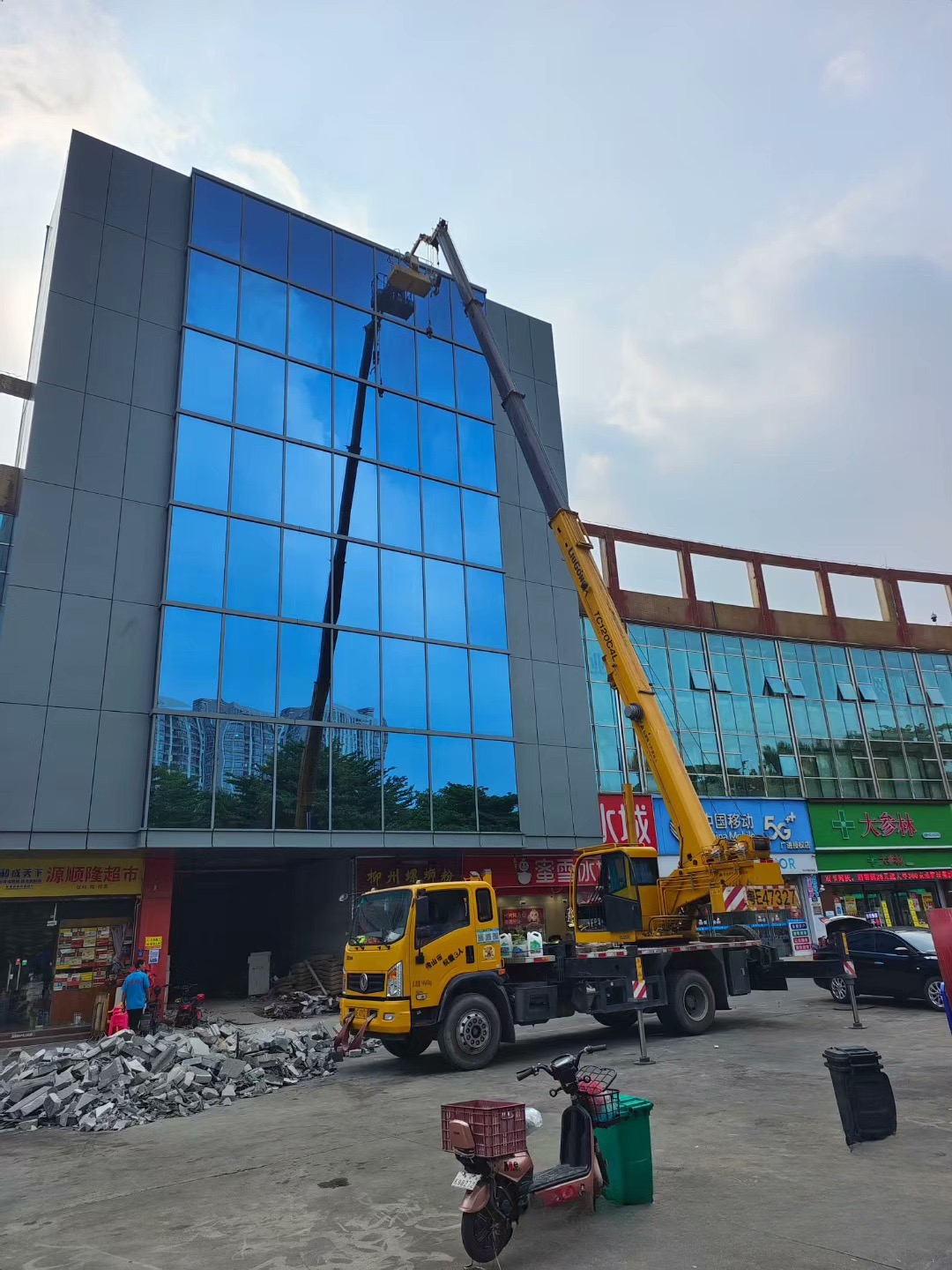 佛山本地及周邊升降登高車出租路燈車砍樹車專項(xiàng)高空作業(yè)車租賃