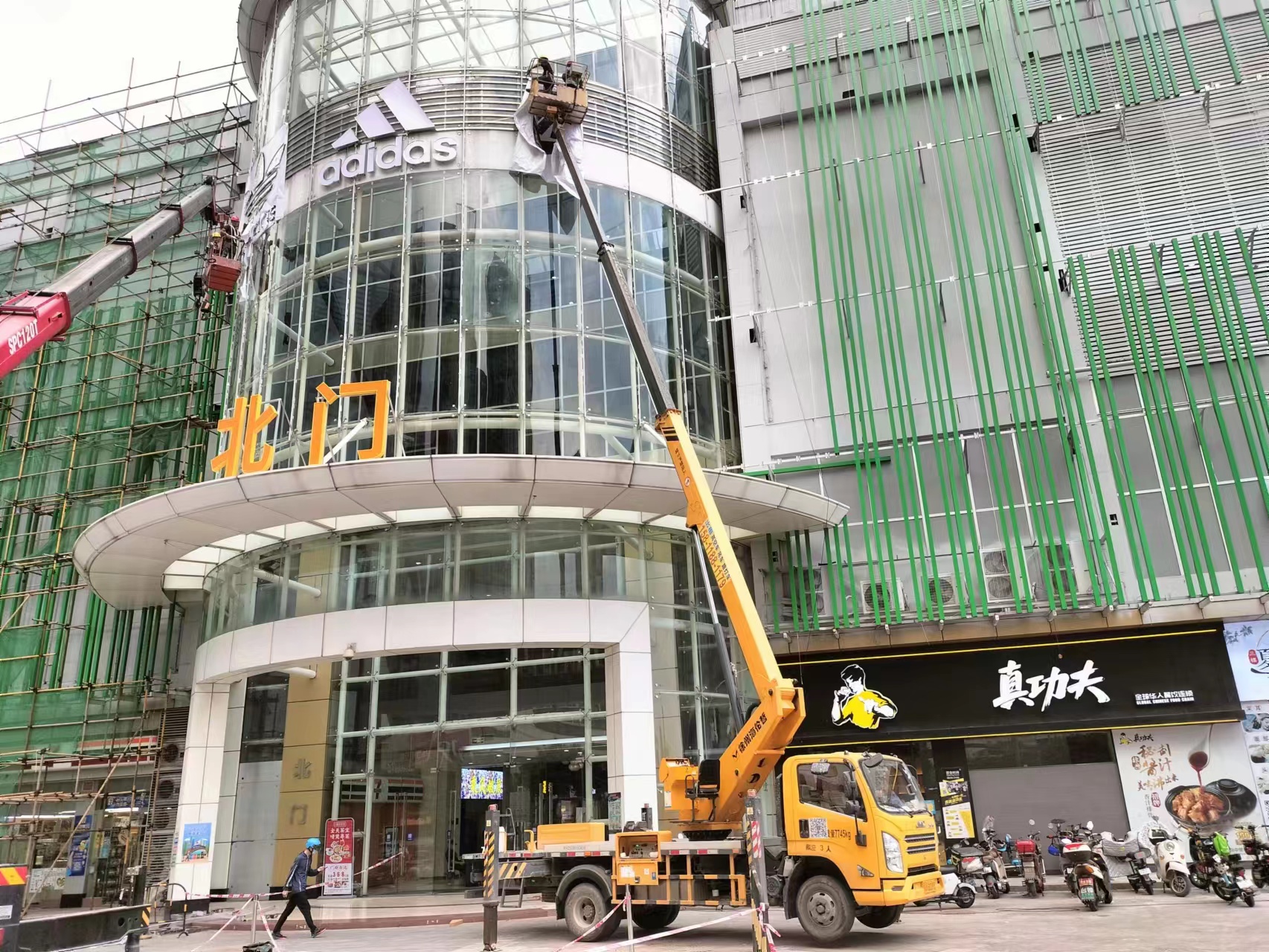 海倫哲21米高空車，專業(yè)高空作業(yè)車，各區(qū)都有分店，隨叫隨到