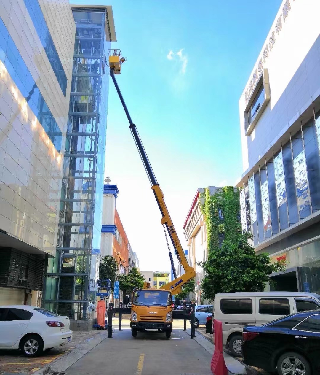 東莞專業(yè)出租高空工程升降車空調外機登高作業(yè)車云梯車租賃公司