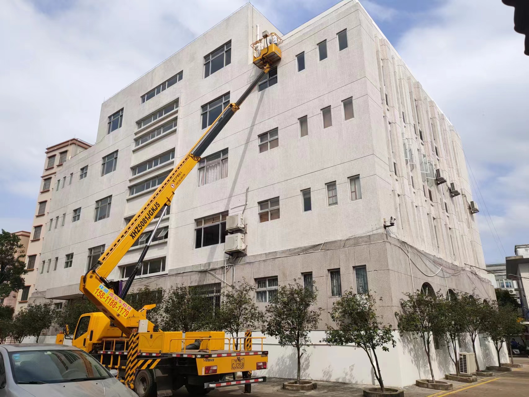 白云廣告燈布安裝高空作業(yè)車招牌拆卸舉高車出租祥順24小時服務