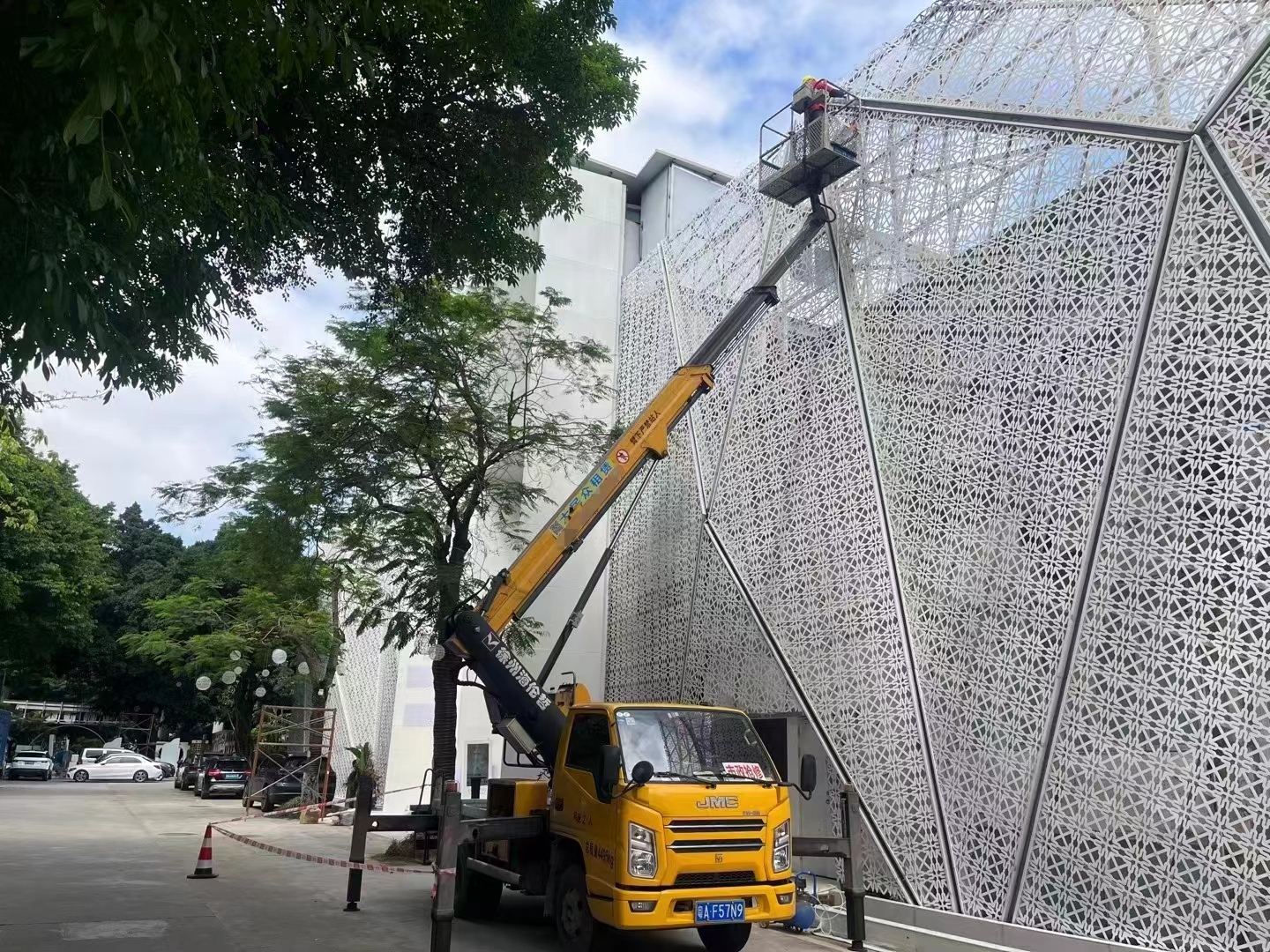 番禺維修路燈升降車出租登高車吊籃車租賃多領域應用廠房建設