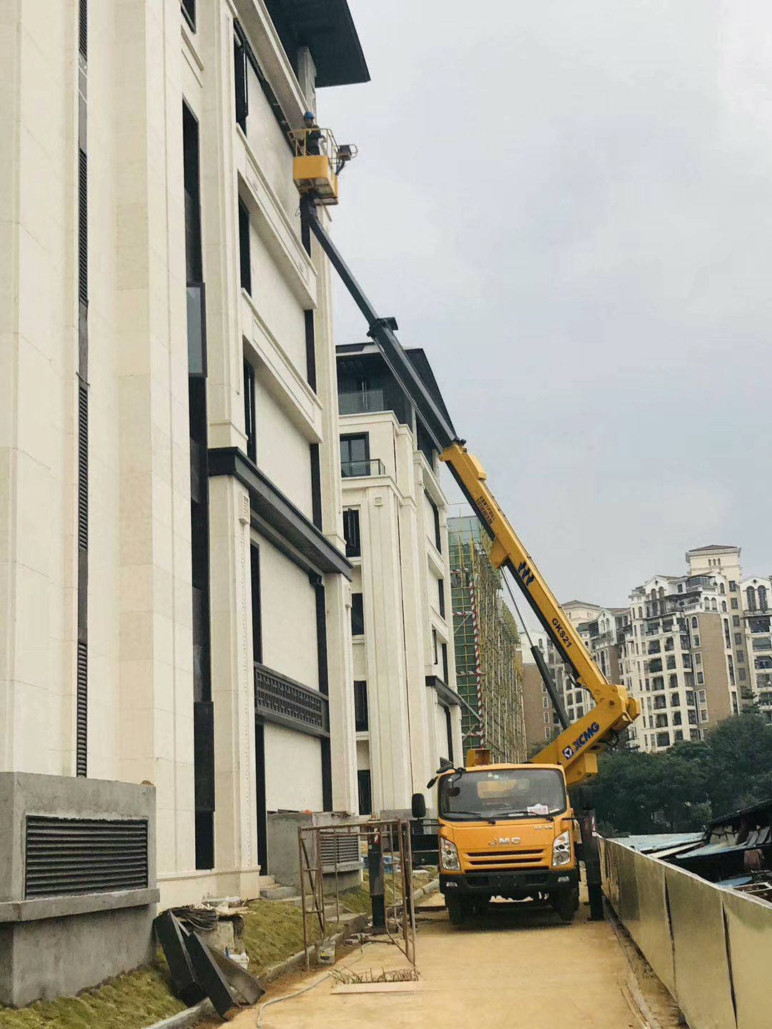 高空路燈車出租路燈高桿燈安裝舉升車租賃升降平臺升降機租賃業(yè)務(wù)