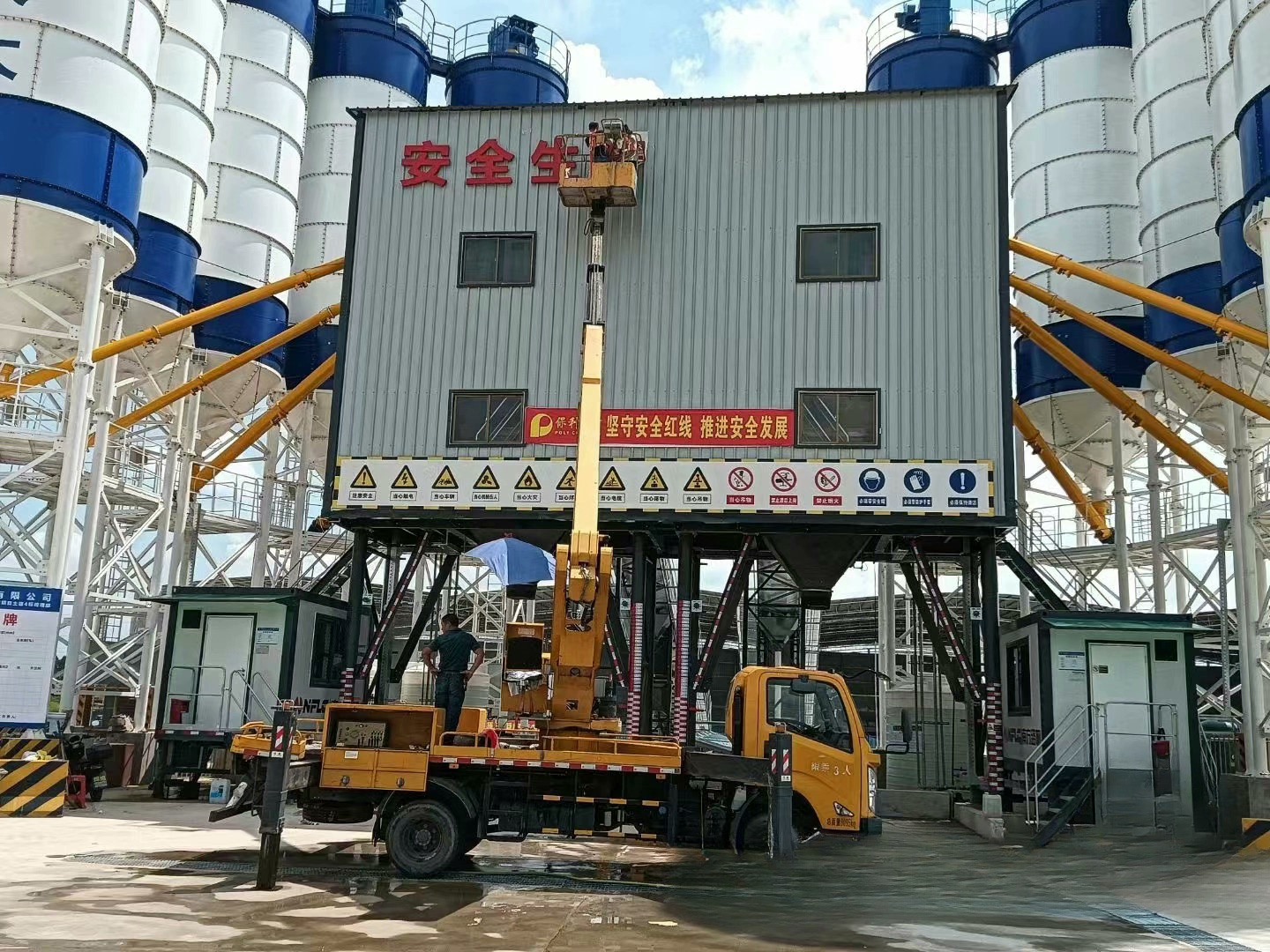 升降機曲臂車出租吊車高空作業(yè)車租賃準(zhǔn)新車可現(xiàn)場指導(dǎo)