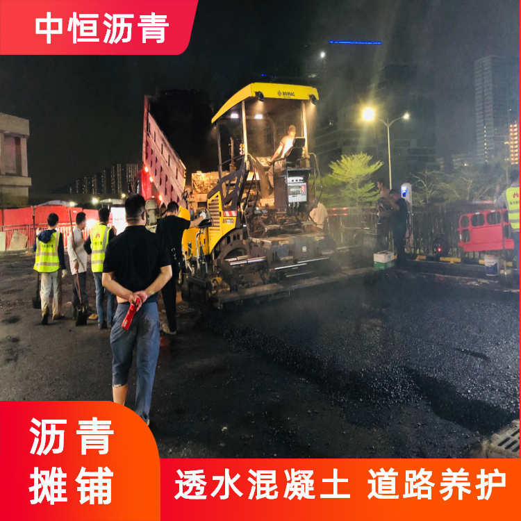 濱海大道瀝青道路攤鋪夜間施工不影響交通膠輪壓路機(jī)工作