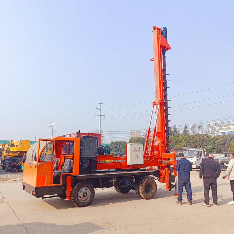 自駕式民房地梁打樁機六輪后驅(qū)大孔徑螺旋鉆機270度旋轉(zhuǎn)遙控操作