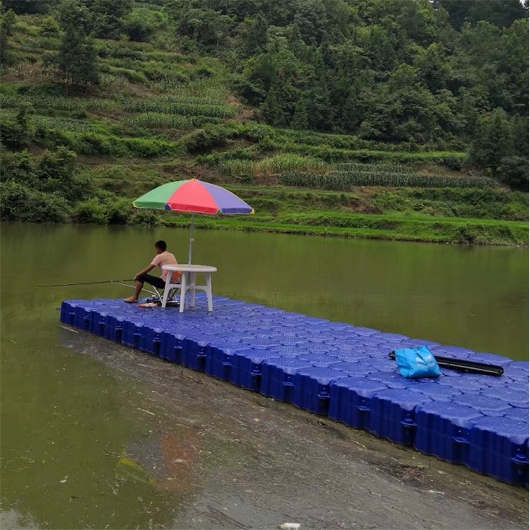 景區(qū)休閑度假水上浮橋釣魚平臺(tái)河邊棧道塑料浮箱浮筒