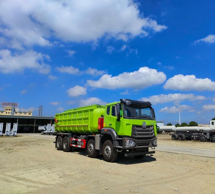 污水處理廠處置污泥運(yùn)輸車綠色環(huán)保滴水不漏