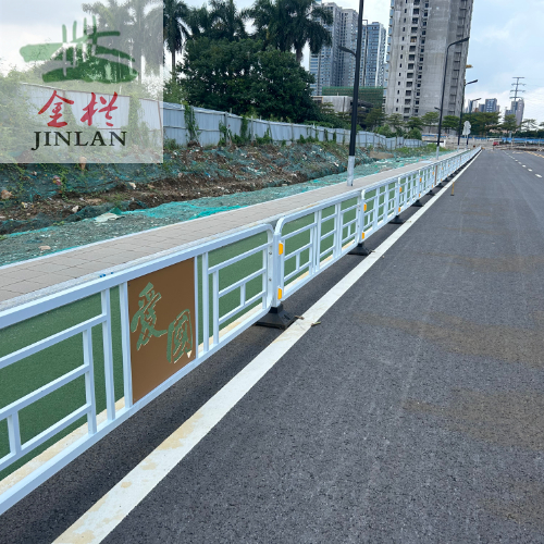 市政道路護(hù)欄鍍鋅管烤漆大瀝機(jī)非隔離人行道圍欄工廠