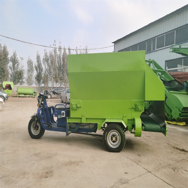 養(yǎng)殖場飼草料投料機牛羊草料撒料車自動雙側(cè)撒草機