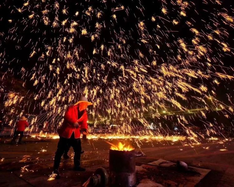 中國式浪漫打鐵花表演非遺表演民俗演藝團(tuán)隊(duì)非遺藝術(shù)表演