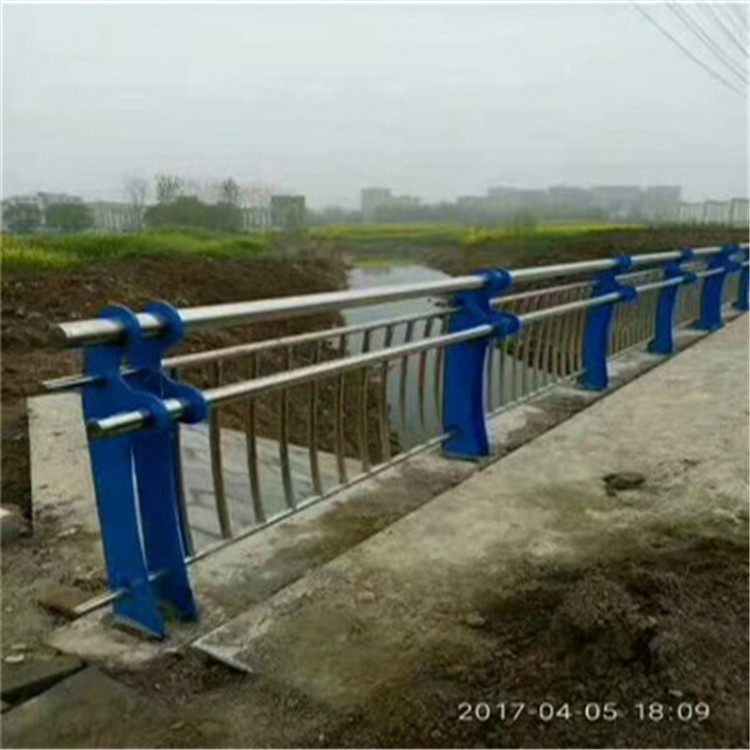 碳素鋼道路防撞護(hù)欄復(fù)合管玻璃棧道防護(hù)欄桿按圖生產(chǎn)