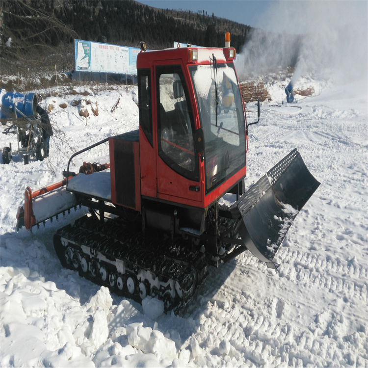 履帶式壓雪車平整雪道自行走式大型推雪車應(yīng)用廣泛