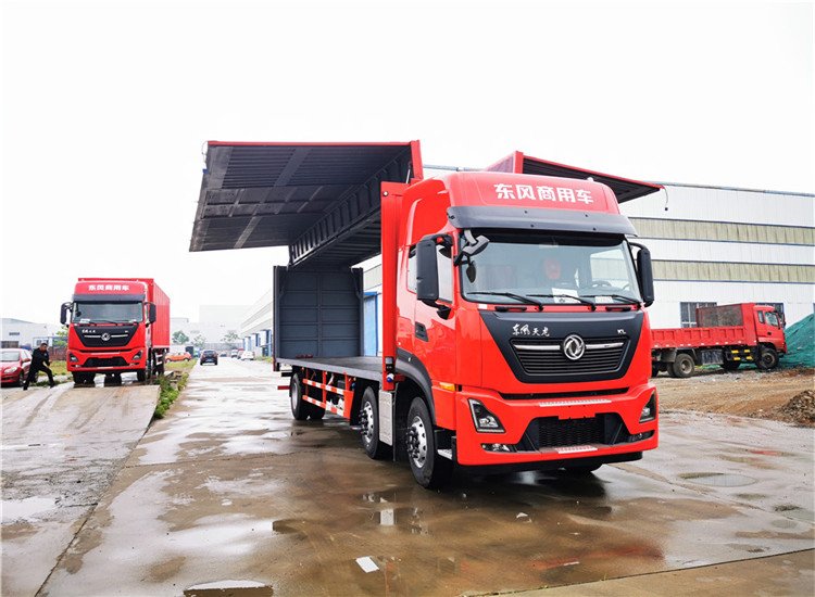 東風(fēng)天龍KL三橋9米6飛翼車，高端翼展廂車定制，標(biāo)準(zhǔn)尺寸上戶無憂