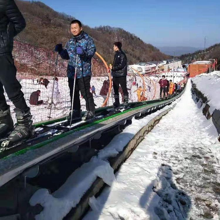 諾泰克滑雪場魔毯不同于拖牽變頻爬坡式輸送帶