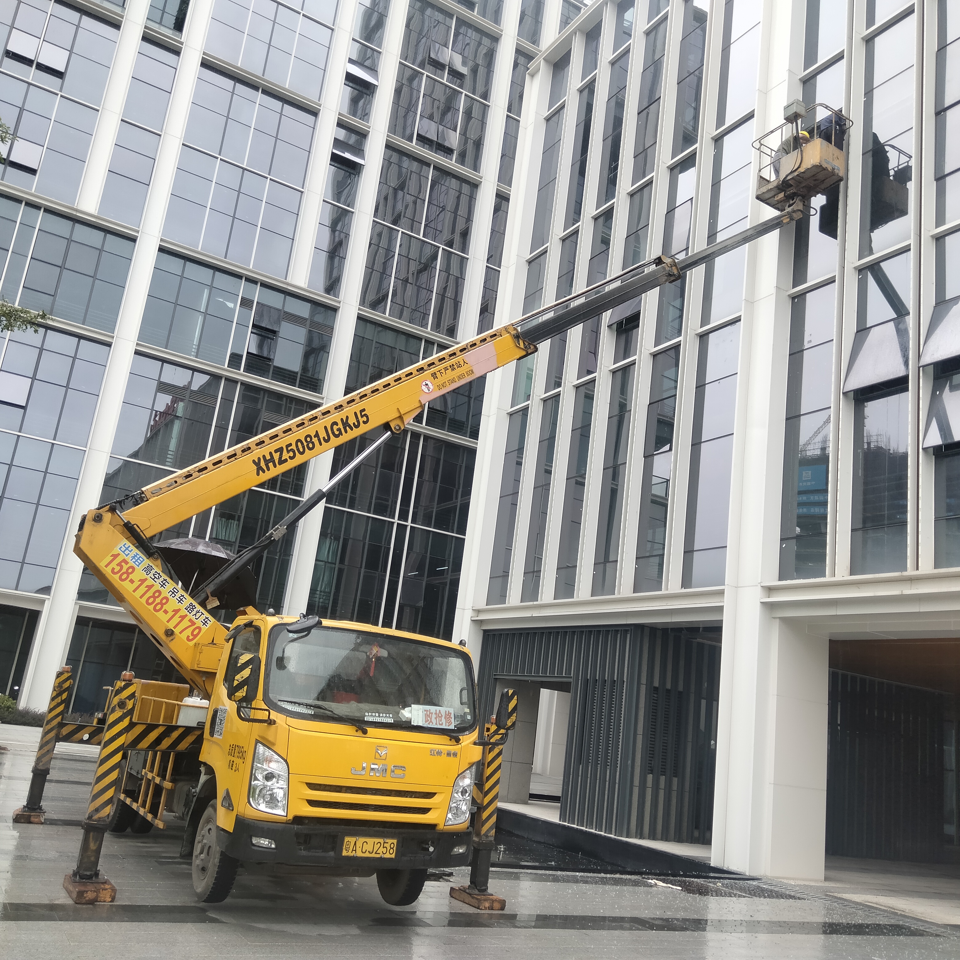 廣州高空安裝站人登高車路燈維修高空作業(yè)車租賃吊車出租電話