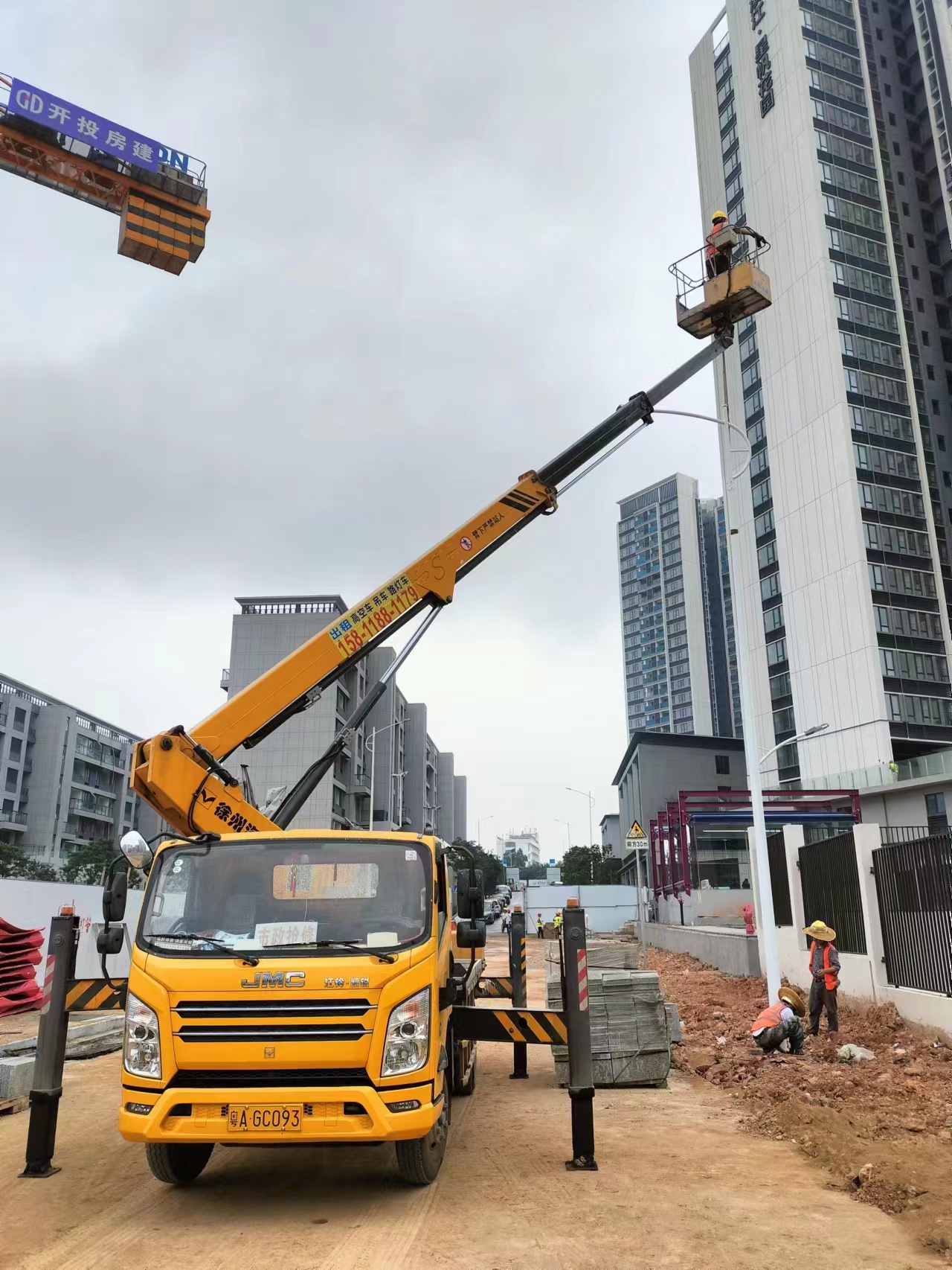 番禺高空掛國(guó)旗登高站人車(chē)出租取無(wú)人機(jī)外墻噴繪涂裝高空車(chē)租賃