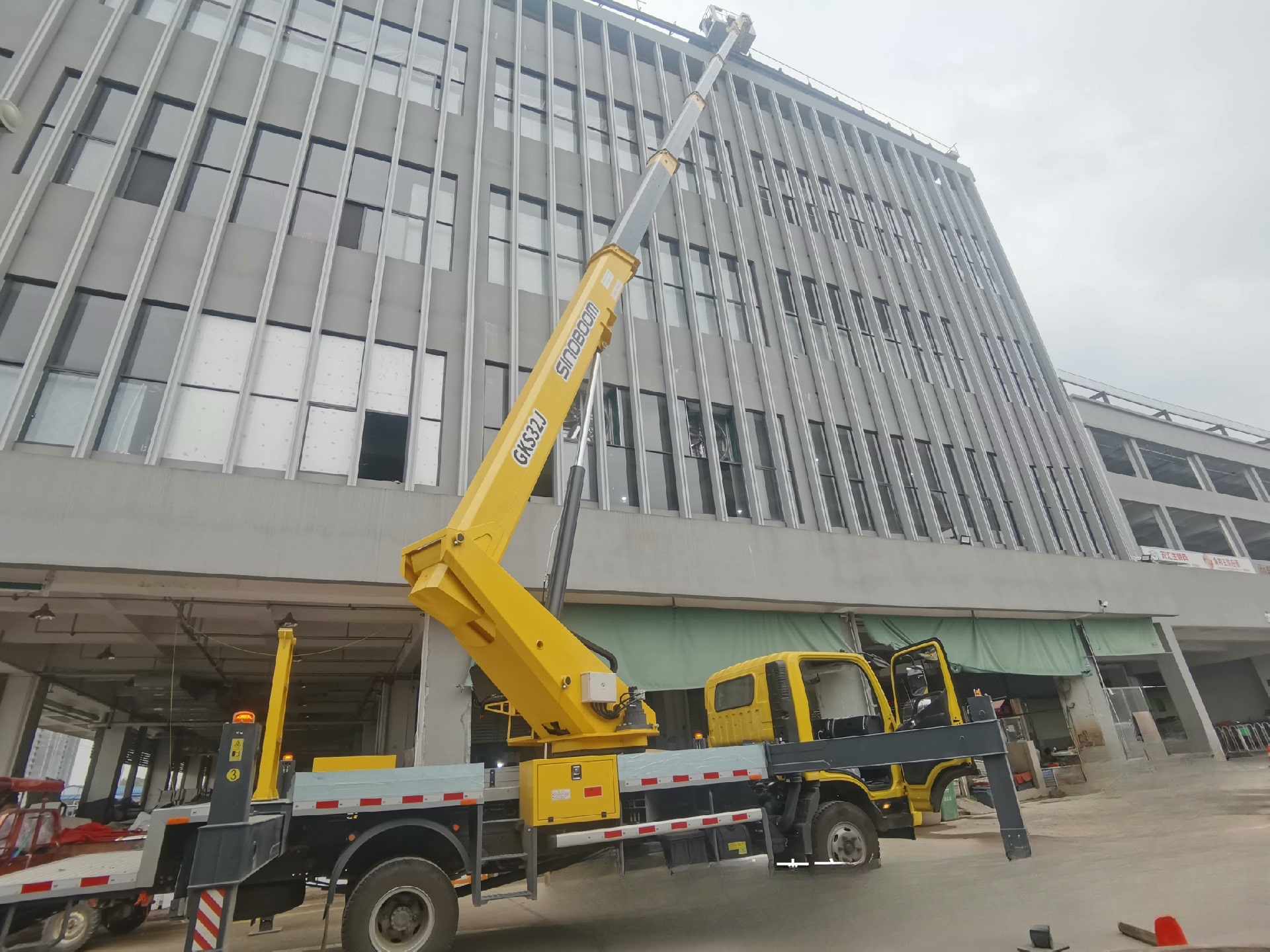 佛山舉臂車升降車云梯車高空作業(yè)車出租租賃大小型吊裝設備