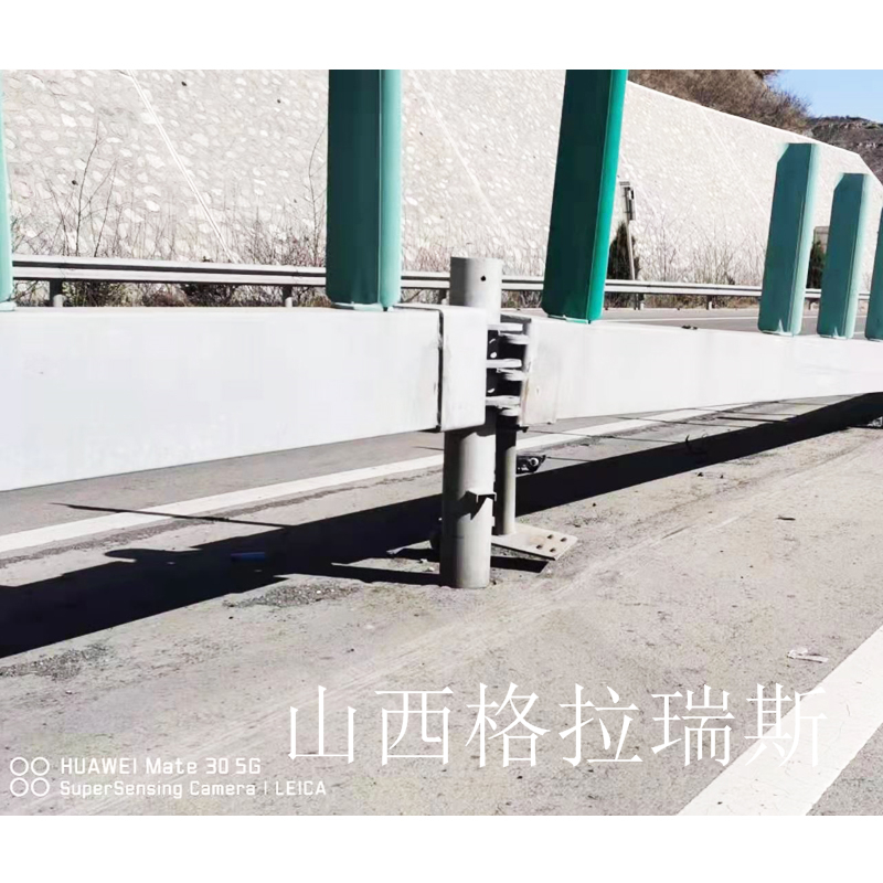 八字迷你移動(dòng)鋼護(hù)欄700mm高公路高速組合型移動(dòng)隔離欄