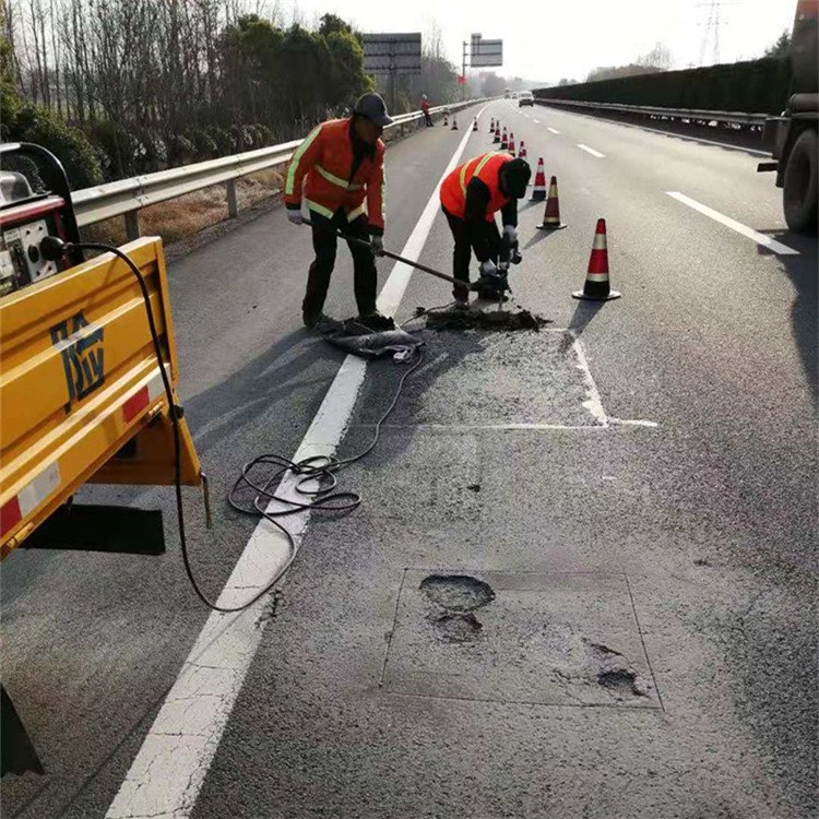 安徽淮南瀝青冷補混合料街區(qū)路面管道回填開袋即用通車快速