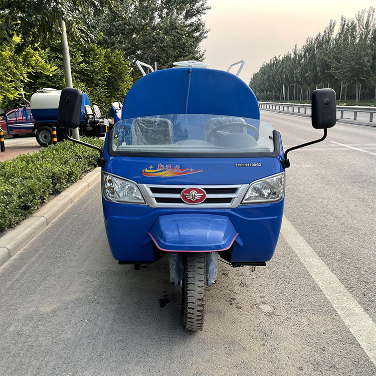 機(jī)動小型三輪灑水環(huán)衛(wèi)車園林綠化噴灑用加厚罐體可視頻看車